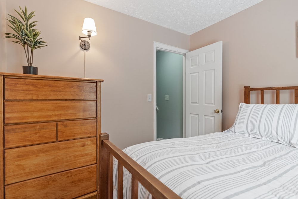 Cozy Retreat With Pool - Your Home Away From Home 3 Bedroom Home by RedAwning view 3