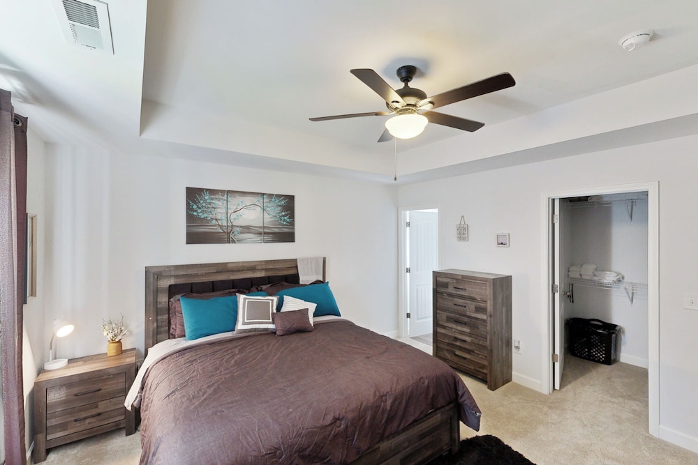 3BR Charming, Dog Friendly Home w/ Fire Pit!