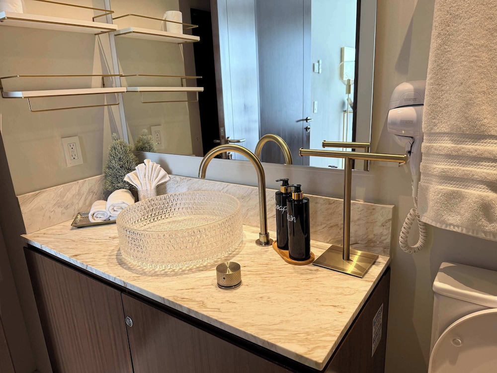 Luxury 2BR Bolongo Ocean View Private Beach