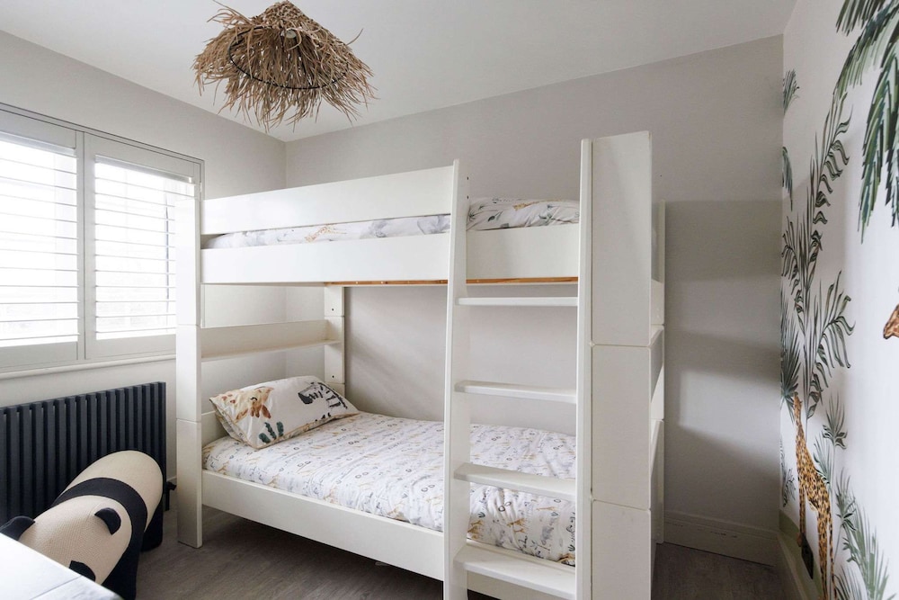 Stylish 4 Bed Home Close to Beach