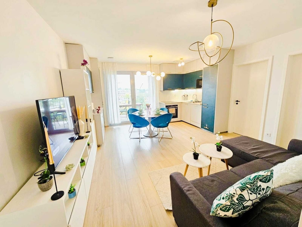 Central 2BR Flat w terrace&parking