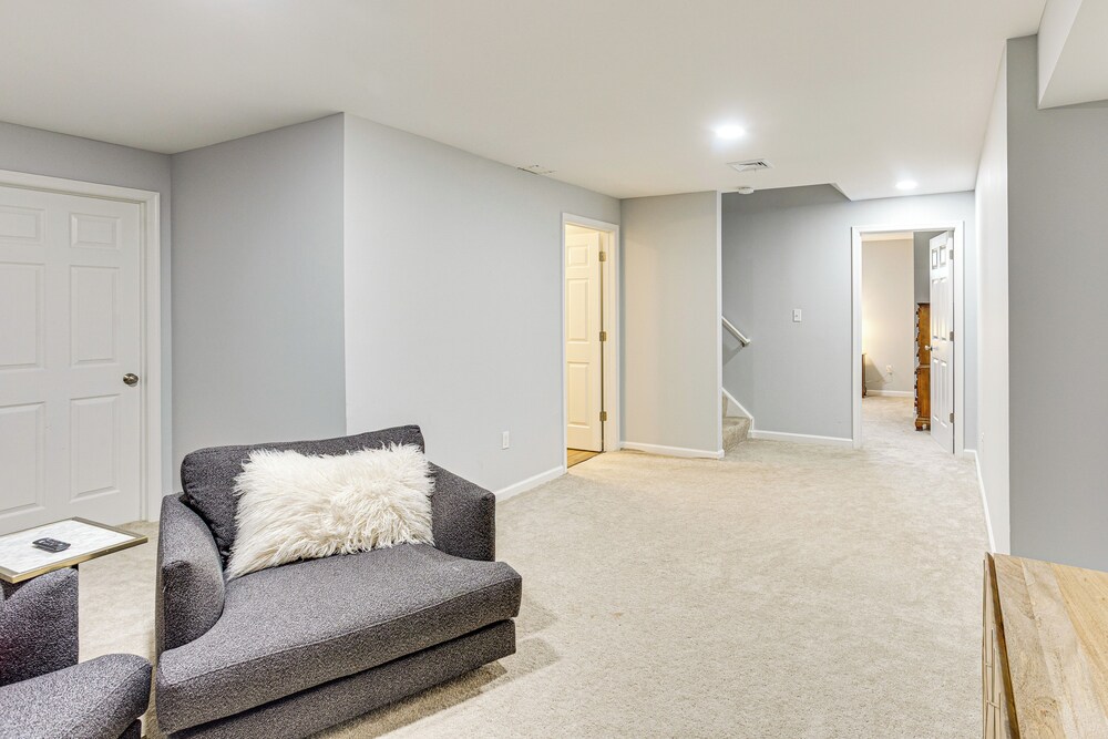 5 Mi to Dtwn York: Spacious Family Home