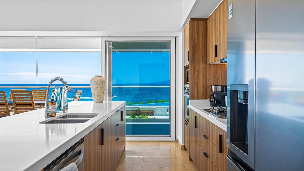 3BR with Private Pool on the Ocean