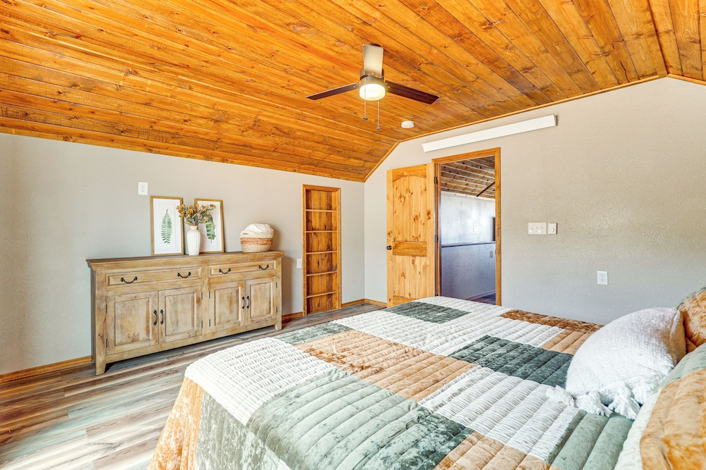 3 Mi to Trails: Secluded Eagar Cabin w/ Mtn Views!