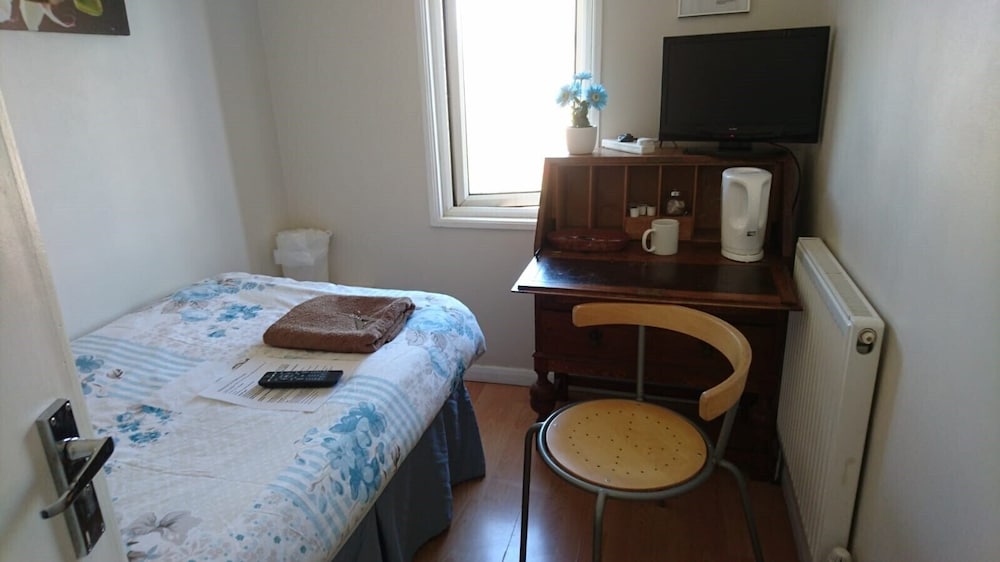 Hayes Vacations - Room in Guest Room - Tiny Single Shared Bathroom Room Ssbyr - Property Image 2