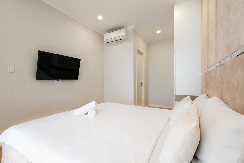 Jennifer House - Millenium Apartment