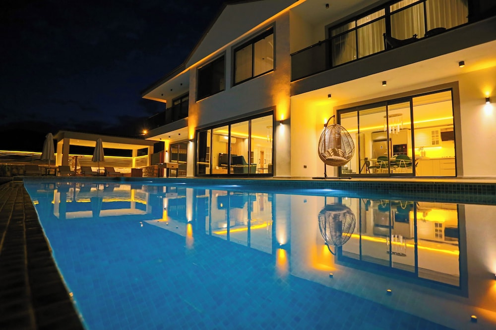 Villa White House