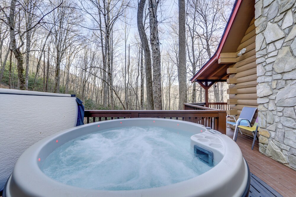 Creek On-site! Cabin 7 Mi to Cataloochee Ski Area
