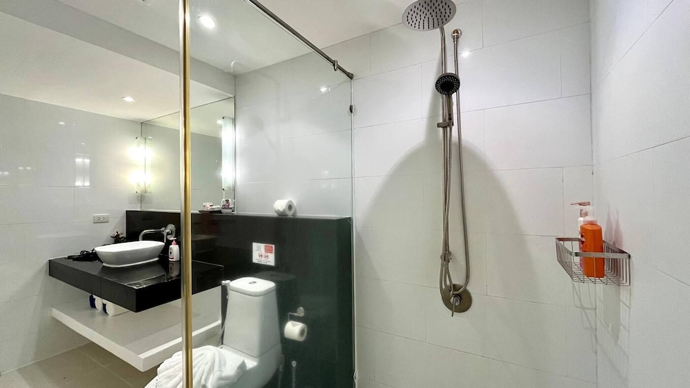 B6 - 1 Bdr Modern Condo With Balcony and Pool, Karon