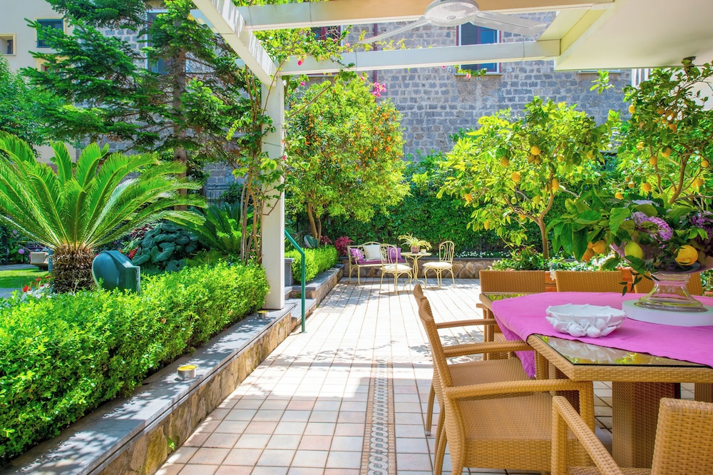 Villa In Sorrento Center | Gardens & Outdoor Space