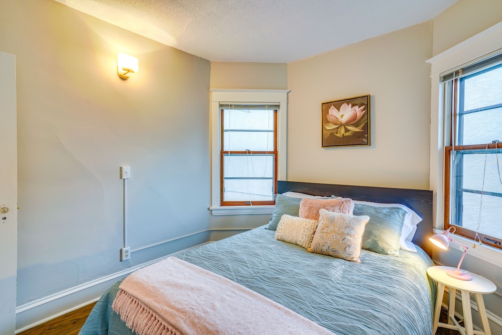 Cozy Minneapolis Apartment, 1 Mi to Downtown!