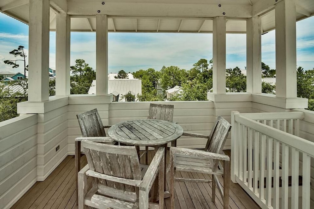 The White House of Watercolor 4 Bedroom Holiday Home by Five Star Properties