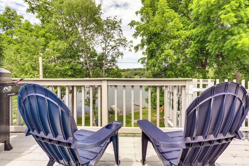 Lakefront Cottage 2 Mi to Palladium in Worcester!