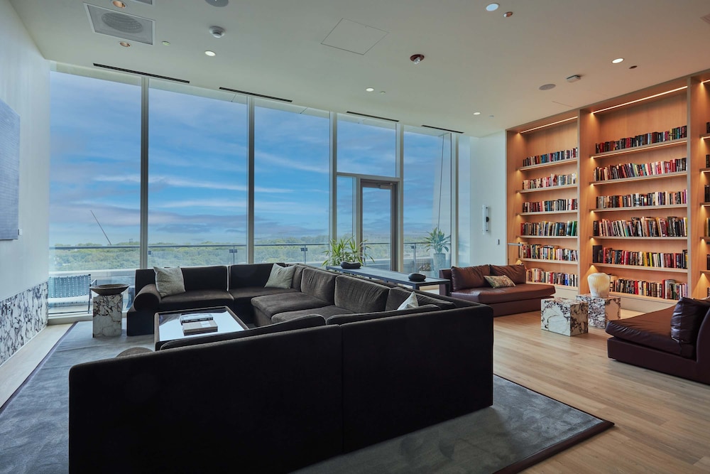 Lux 67fl Apt Lake Views Top Residential Sky Deck