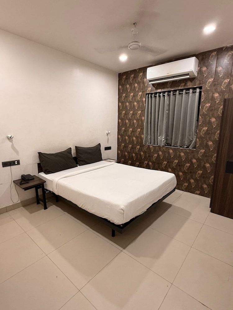 HOTEL LOTUS