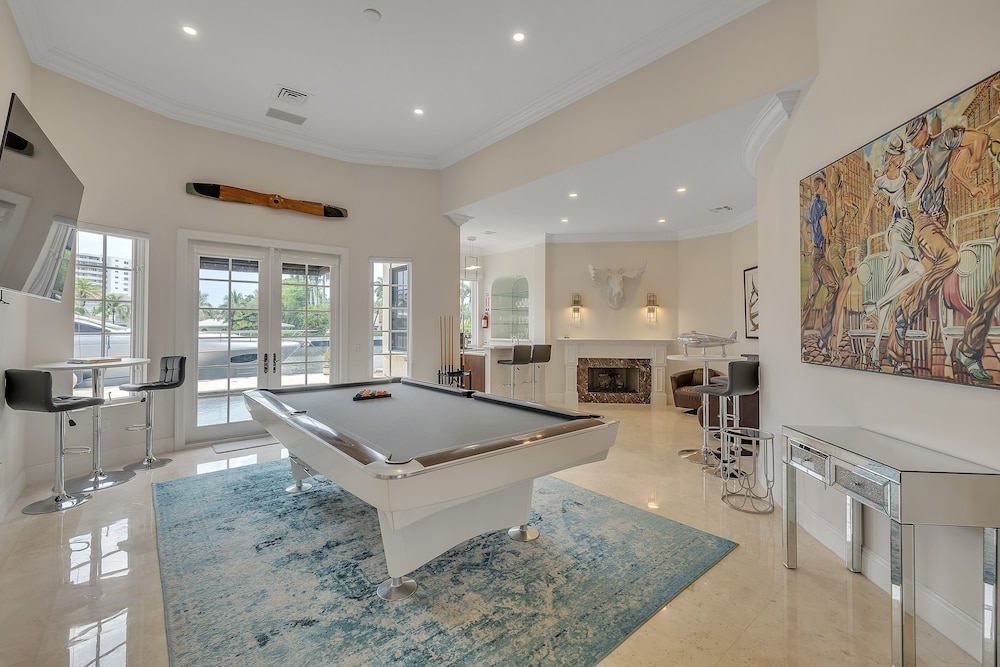 Casa Royale - Luxurious Waterfront Living 7 Bedroom Home by RedAwning - Image 4
