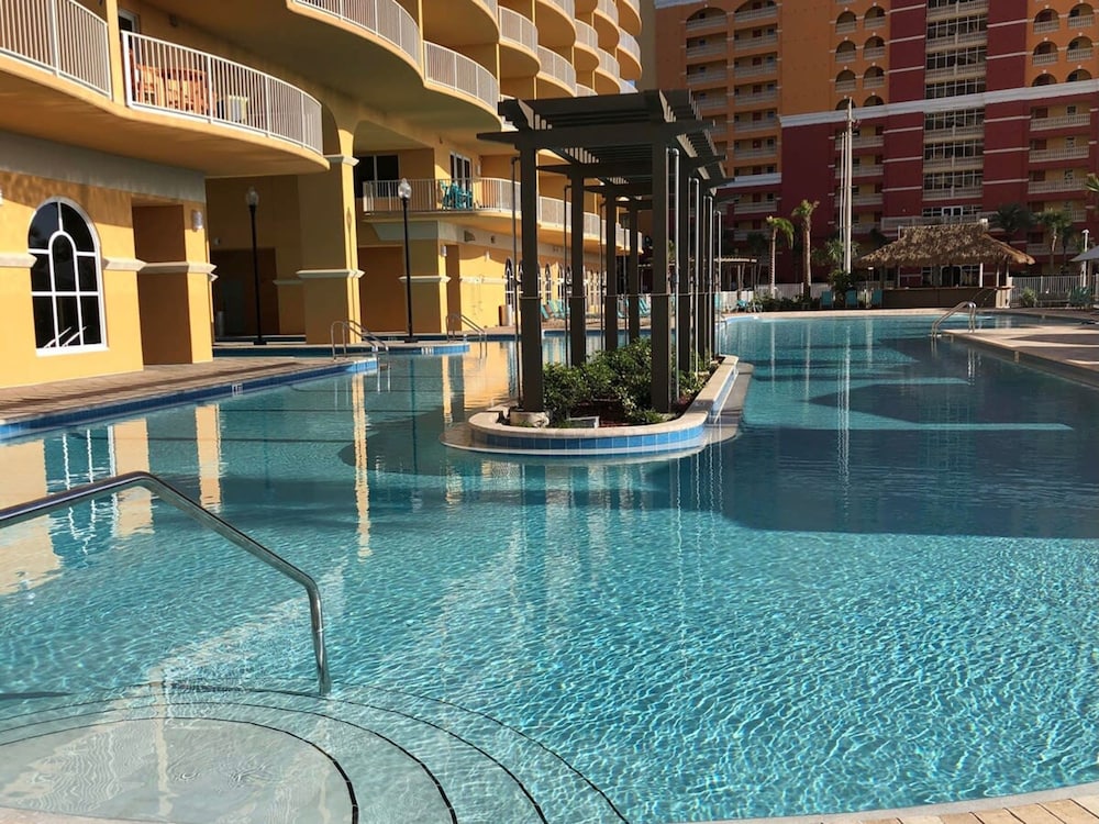 Fall Retreat Condo w Heated Pool Hot tub Pier Pk