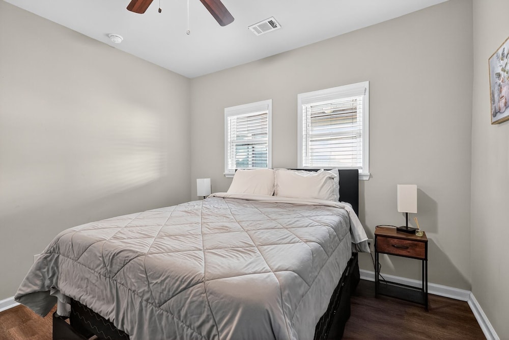 Spacious 4br Mozley Park Home With Fenced Yard 4 Bedroom Home