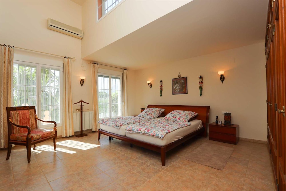 Mozamb in J vea With 4 Bedrooms and 3 Bathrooms