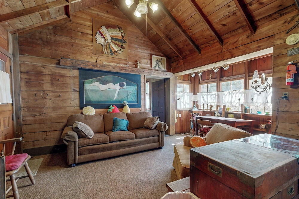 6BR Lakefront Estate w/ Private Piers & Patios