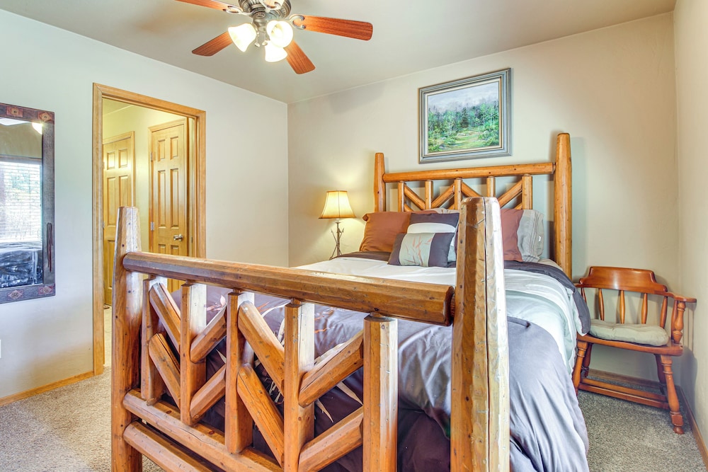 Family-friendly Hideaway Cabin in Lakeside!