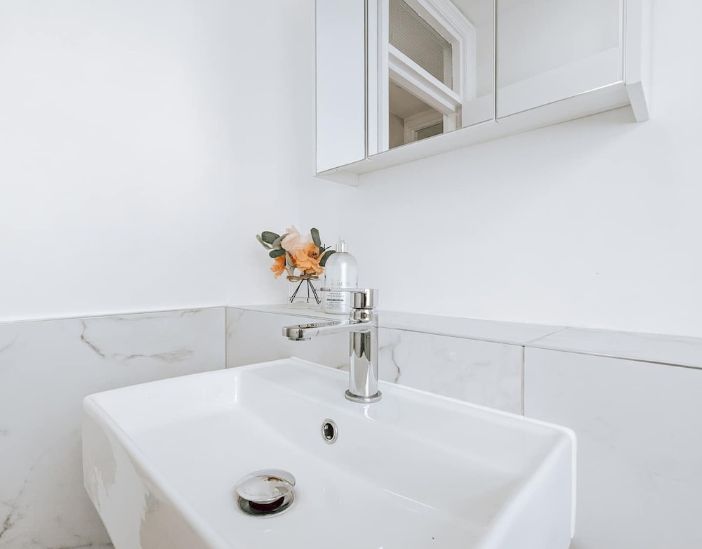 The Modern and Bright Warwick Way Apartment photo 5