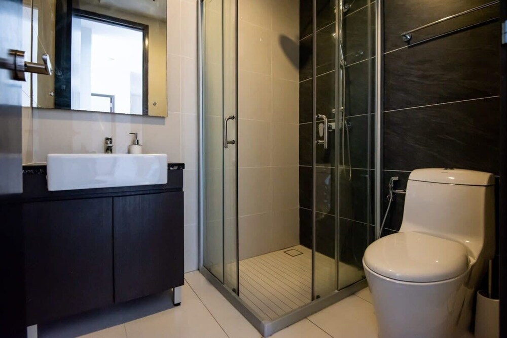 A Stylish 2BR Suite, Water Views, Free Parking