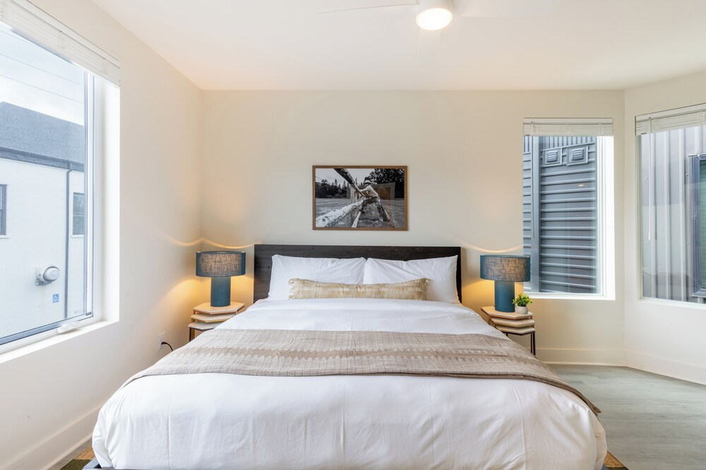 The Outrider by AvantStay Chic Stay Close to Broadway