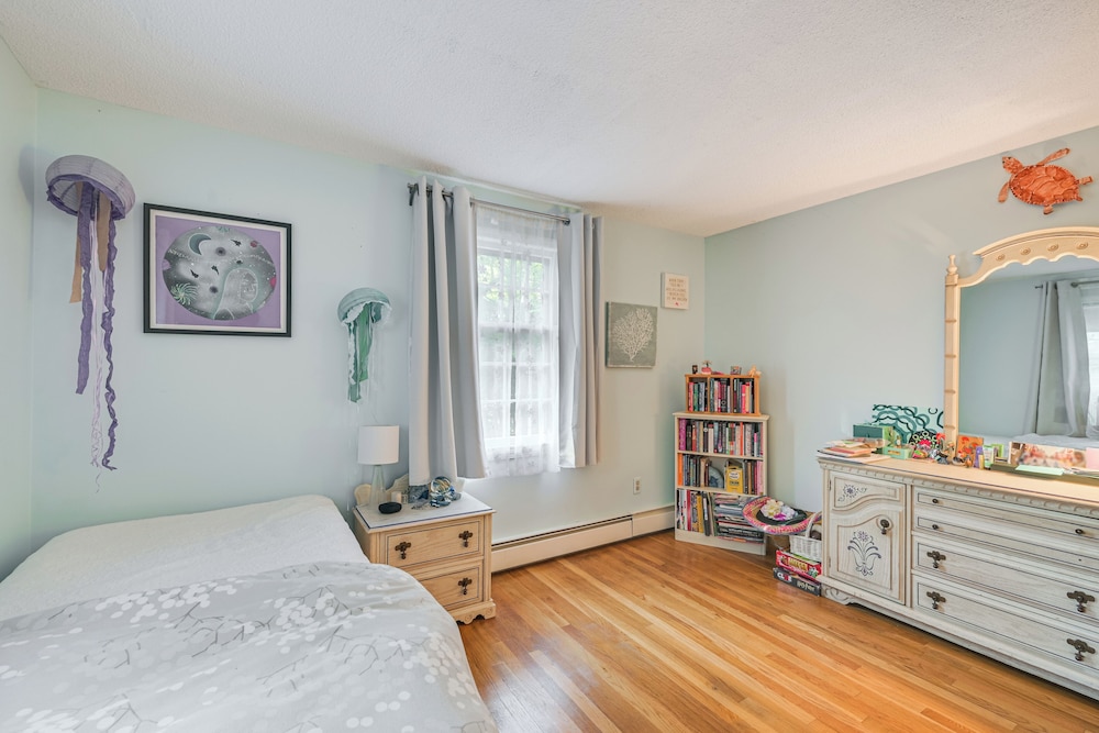 10 Mi to Crane Beach: Wooded Home Near Boston!