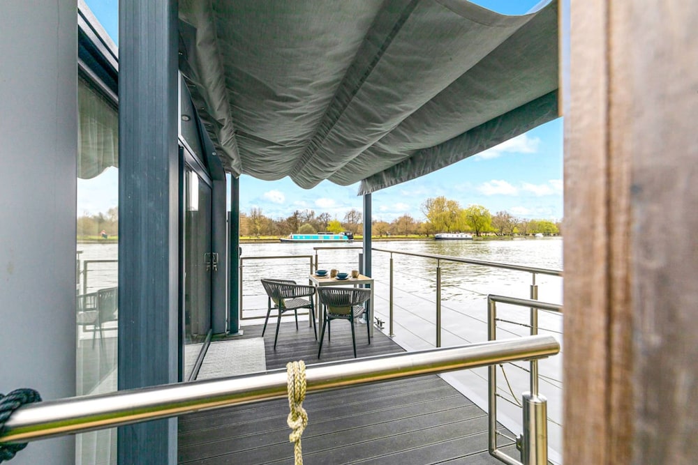 Ondine Houseboat on the Thames - From 160 Per Night