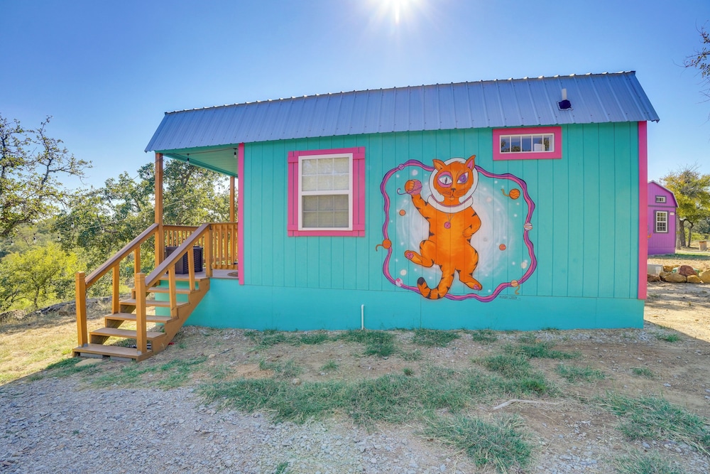 'galactikitty' - Quirky Cabin Near Lake Brownwood!