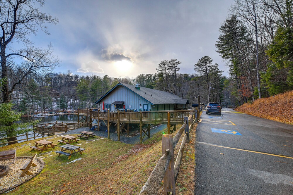 Blue Ridge Mountains Cabin w/ Community Perks!