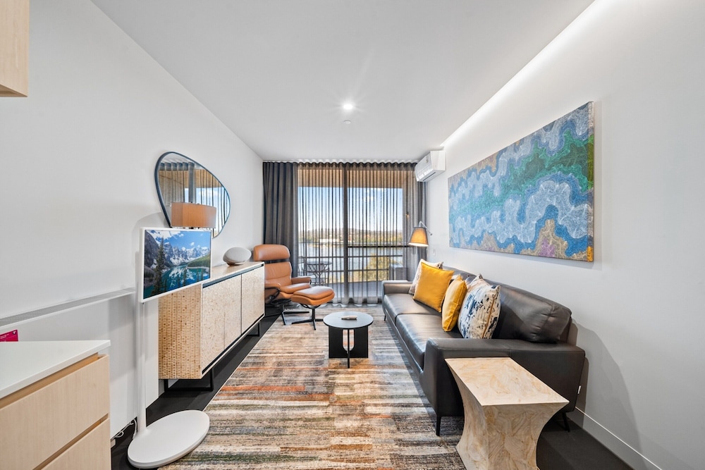 Stylish Studio in Acton With Stunning Water Views