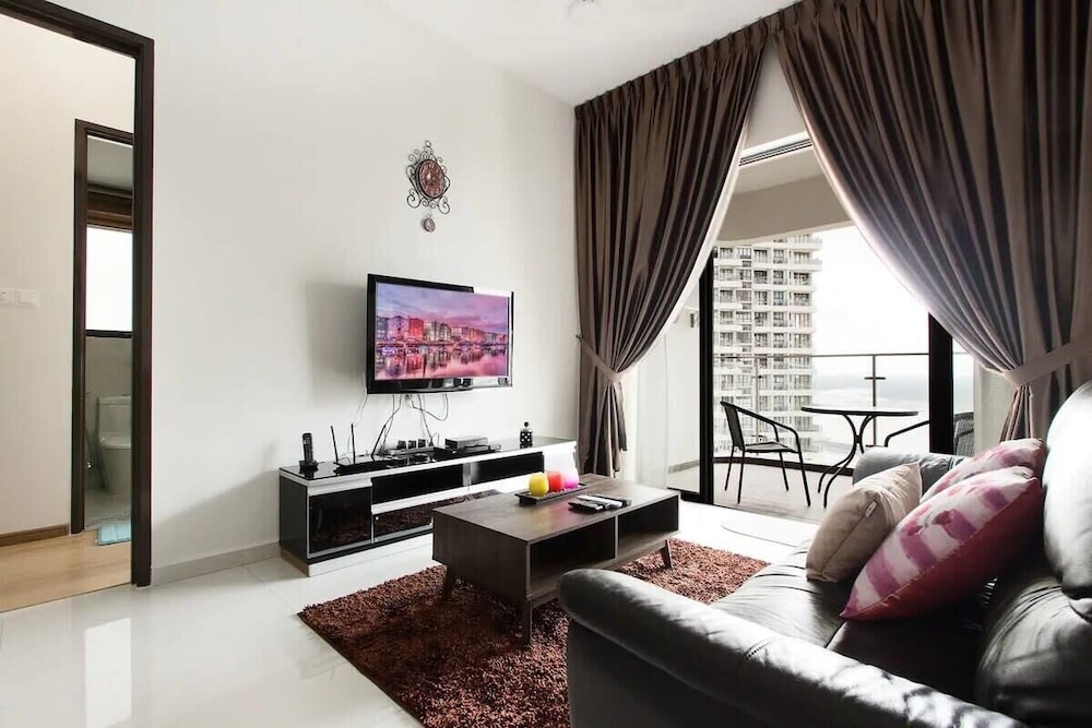 High-floor 2BR Suite, Water Views, Free Parking