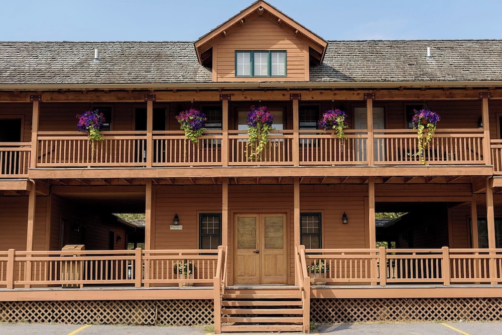 Chico Hot Springs Resort & Day Spa