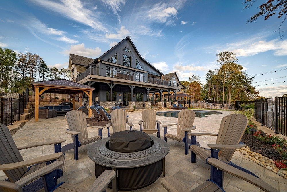 Blue Heron by Avantstay Lakefront Dock Pool Theater Sleeps 22