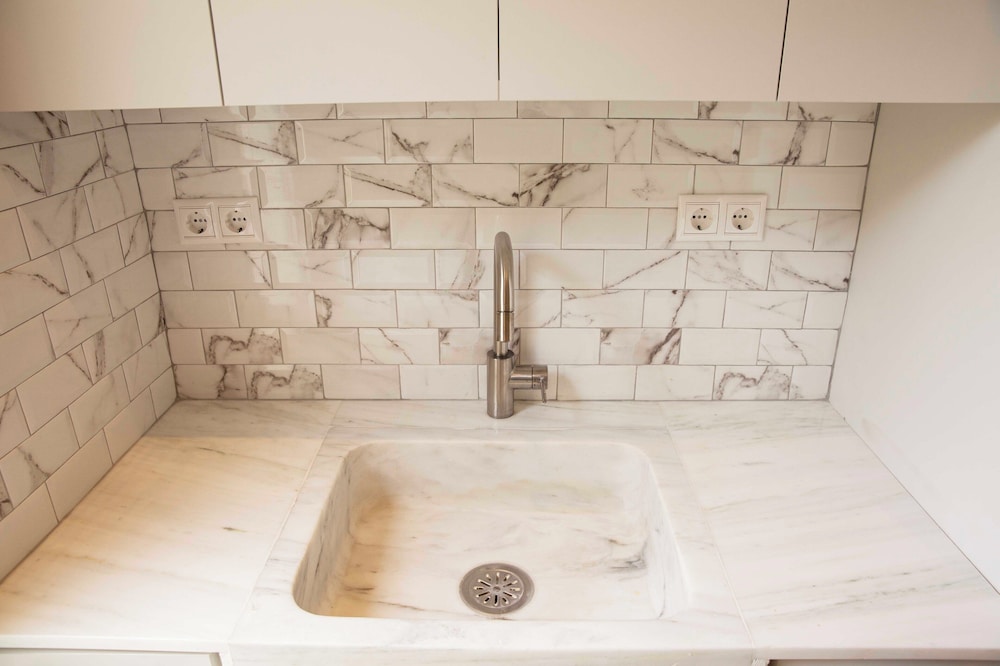 Contemporary Athenian Escape GHH