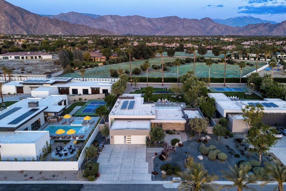 The Polo Villas by AvantStay – Modern Oasis Near Empire Polo Club