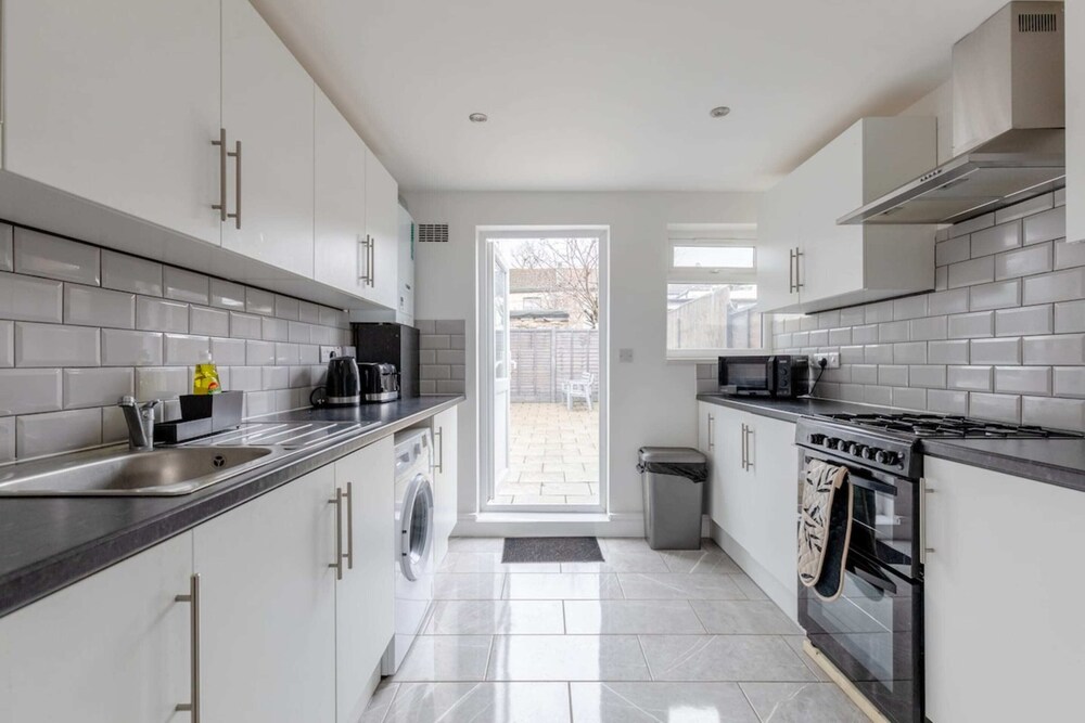 Spacious & Newly Renovated 4BD House East Ham!