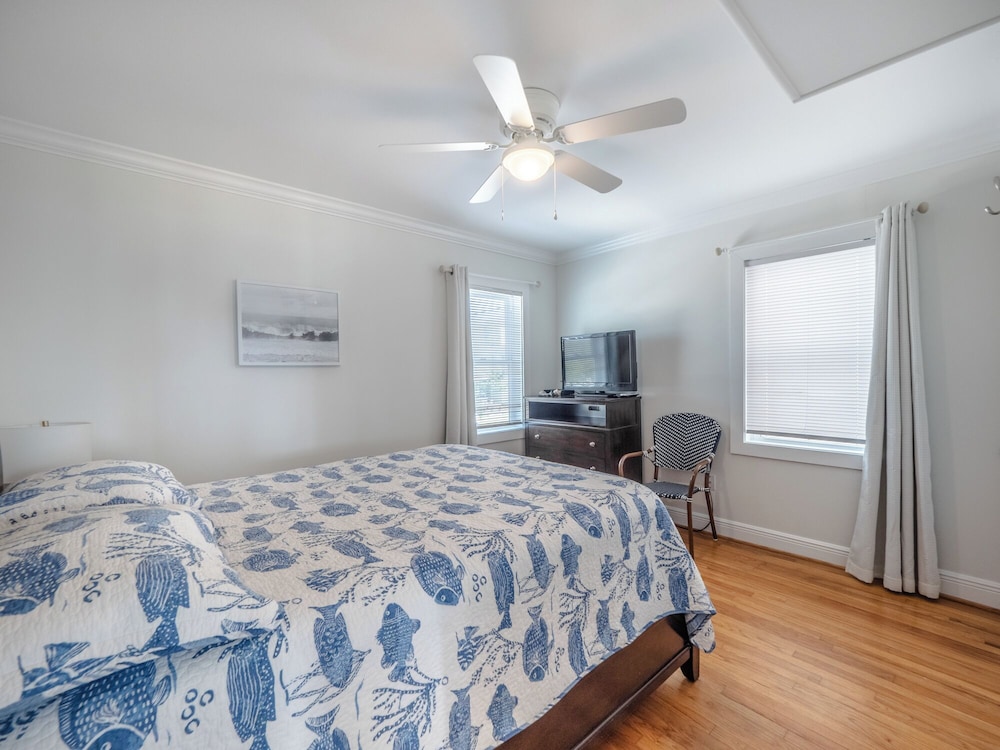 Surfside Cottage by Topsail Realty