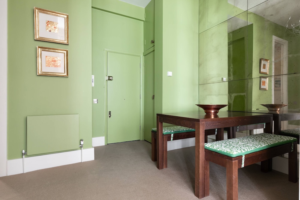 Southwell Gardens II by Onefinestay