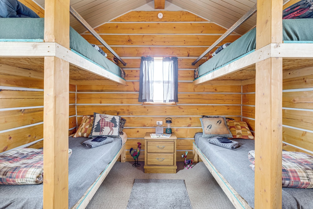 Sunset & Mtn Views: Rustic Colorado Retreat!