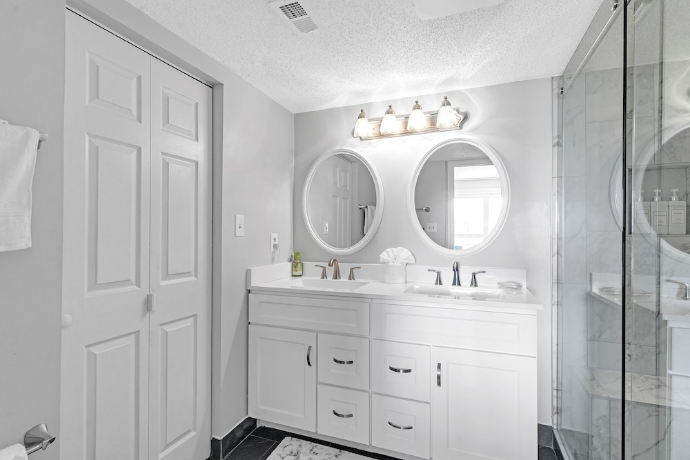 Coastal Retreat: Beach Access & Modern Comforts 2 Bedroom Condo