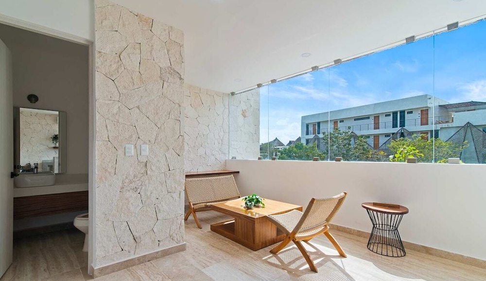 1 Br. LX Amenities Prime Location