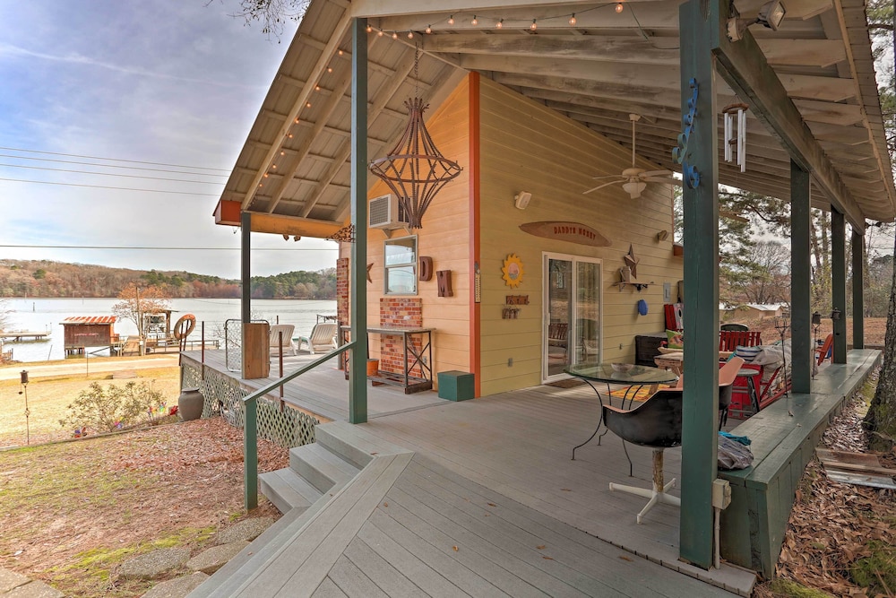 Lakeside Pleasure Island Cabin w/ Deck  Gas Grill - Property Image 12