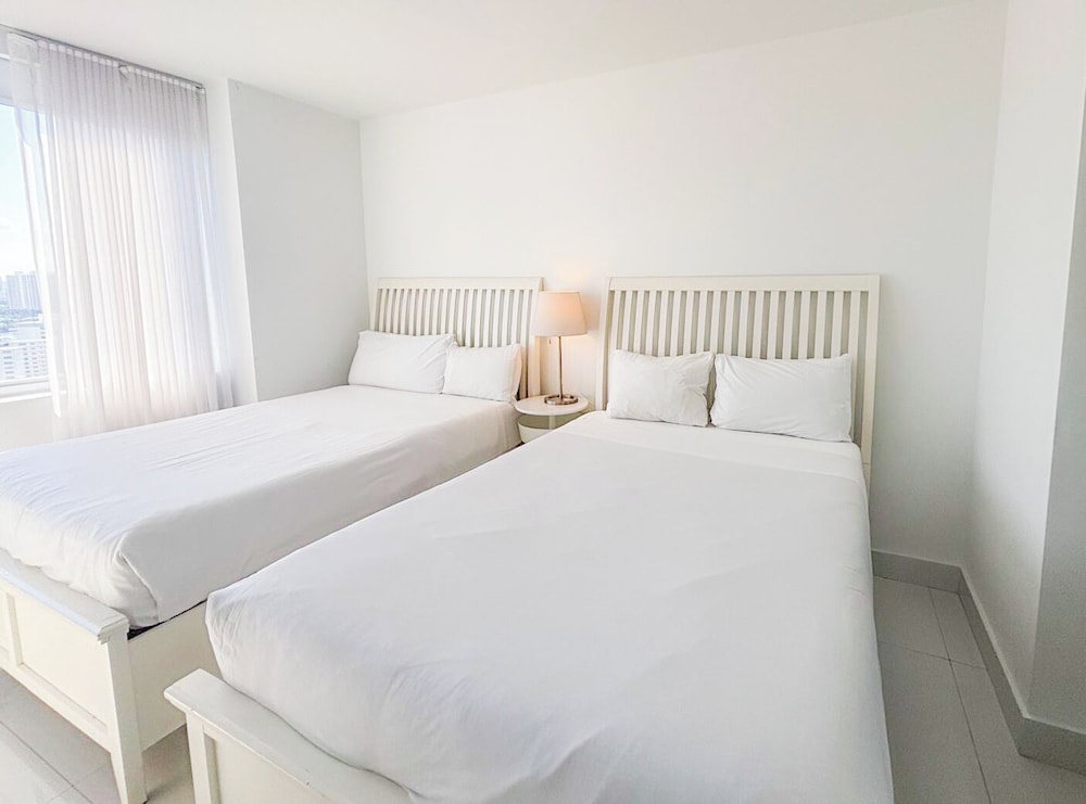 Luxury 3-BR Apartment with Stunning City