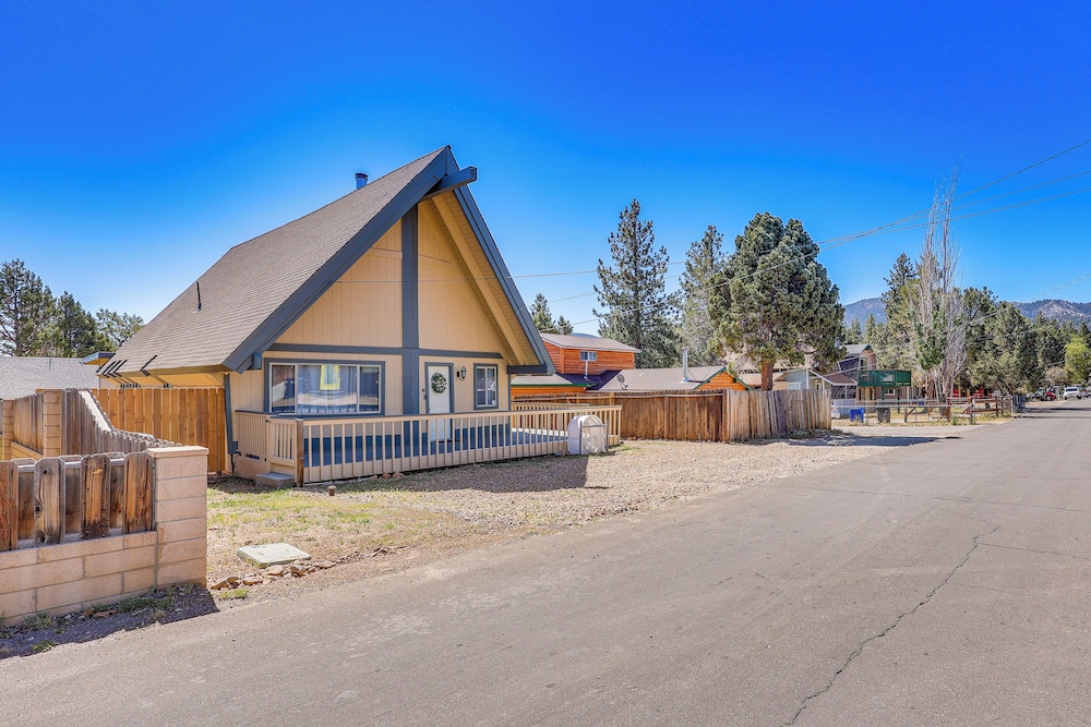 7 Mi to Big Bear Lake: A-frame Home w/ Deck!