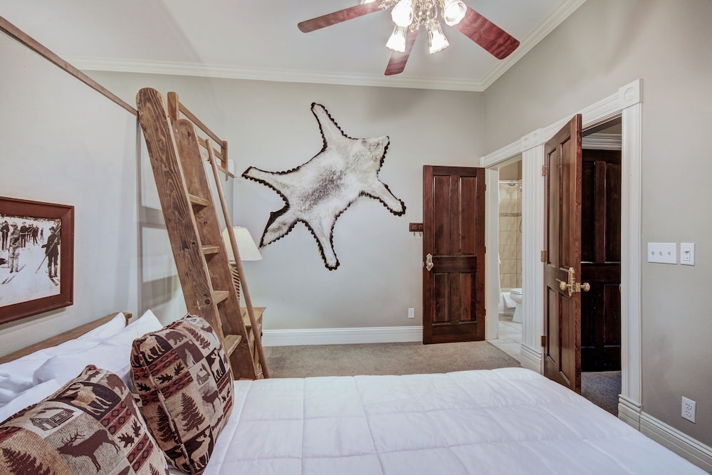 Ridge Street Lookout 4 Bedroom Home by RedAwning