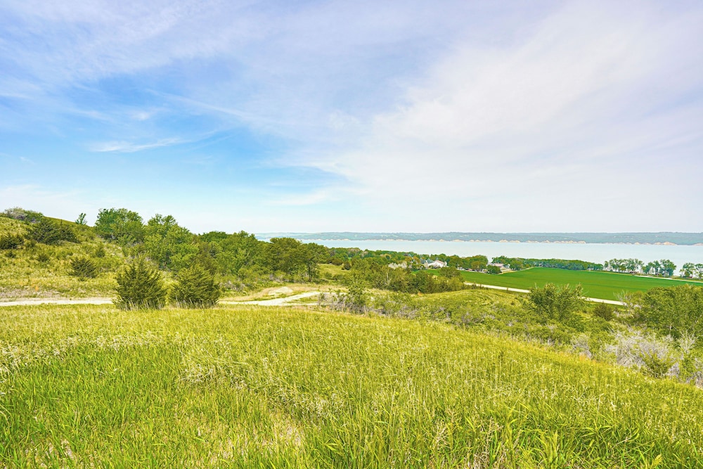 2 Mi to Lewis and Clark Lake: Spacious Getaway