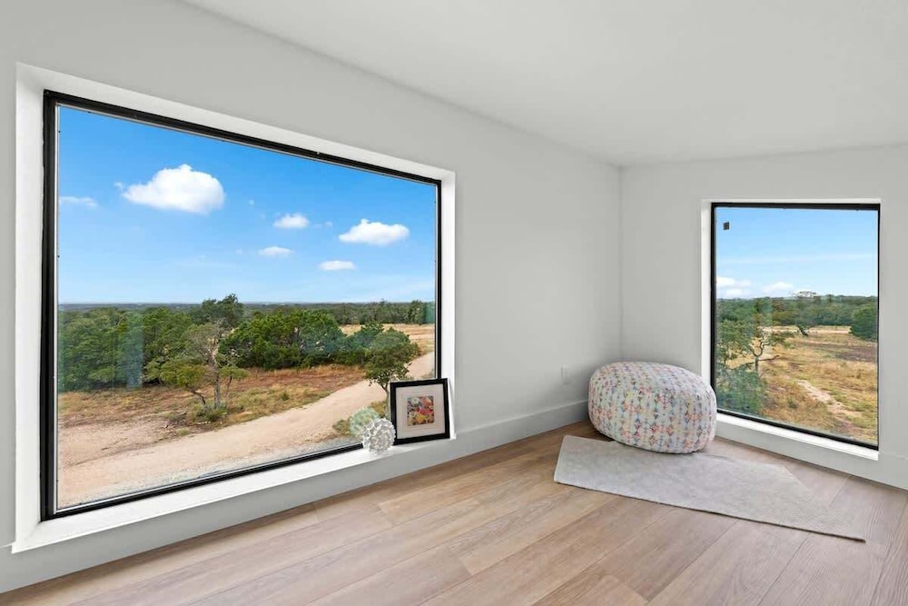 Hill Country Escape W/views Plus, Hot-tub and Pet Friendly!
